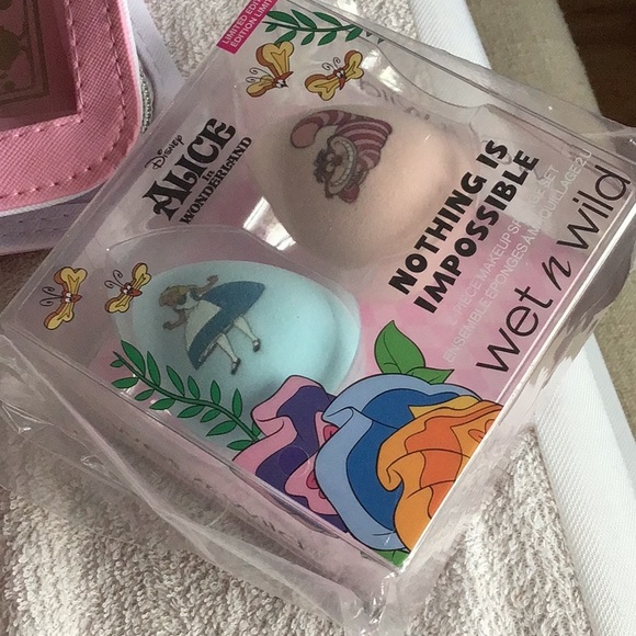 Wet n Wild Disney Alice In Wonderland 23 pcs Eye palette blush lip gloss bag New - Picture 5 of 11